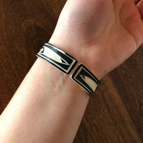 🔥3/$10-Black and Cream Hand Carved Bracelet - Picture 4 of 6